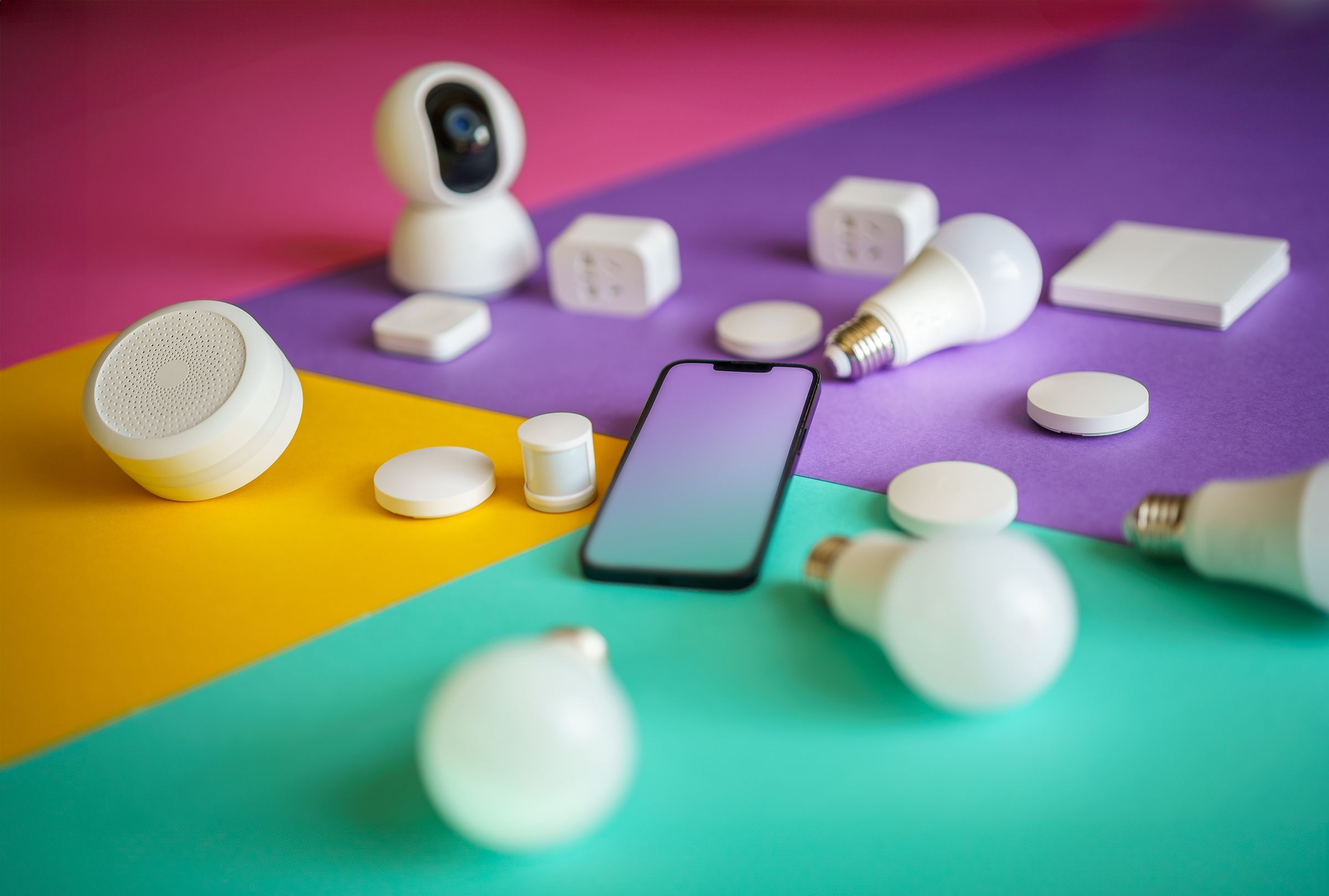 Smartfon z aplikacją do sterowania urządzeniami smart home w tle nowoczesnego salonu